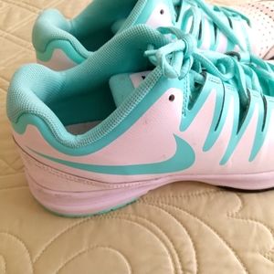Tennis shoes Nike